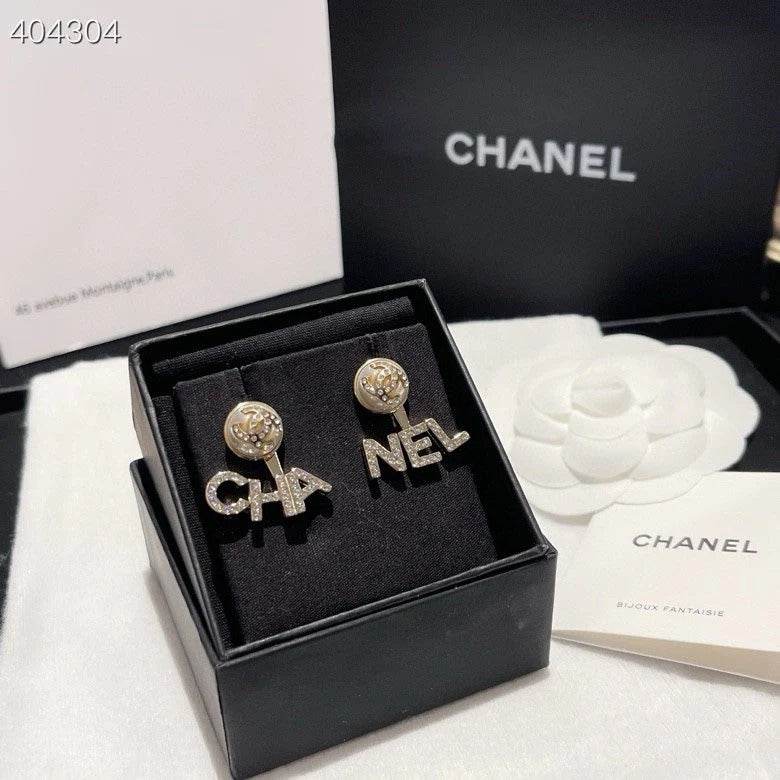 LETTERS CRYSTALS EARRINGS IN METAL GOLD WITH PEARLS