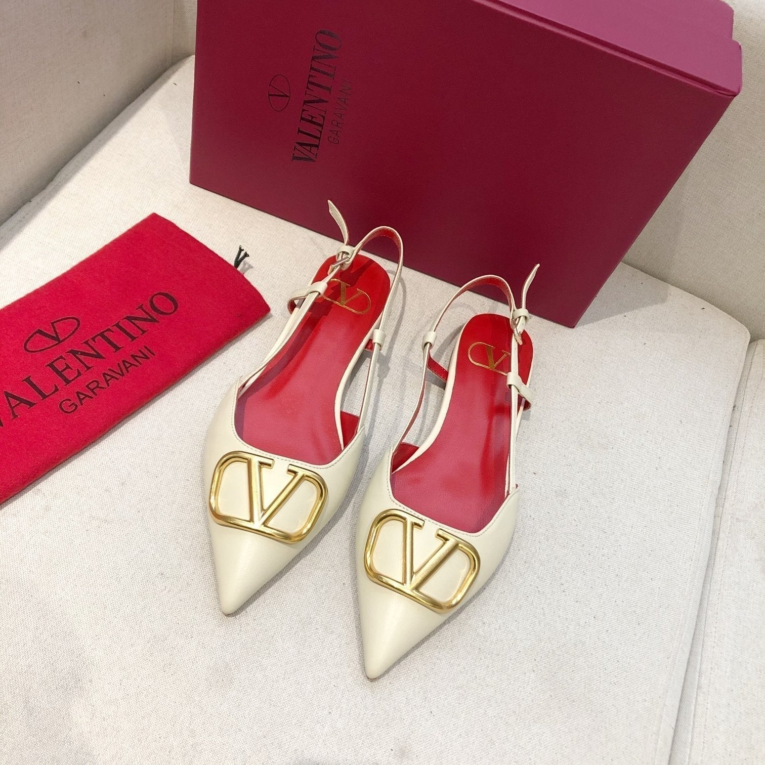 VLOGO SIGNATURE WHITE CALFSKIN FLAT SLINGBACK PUMP WITH GOLD LOGO