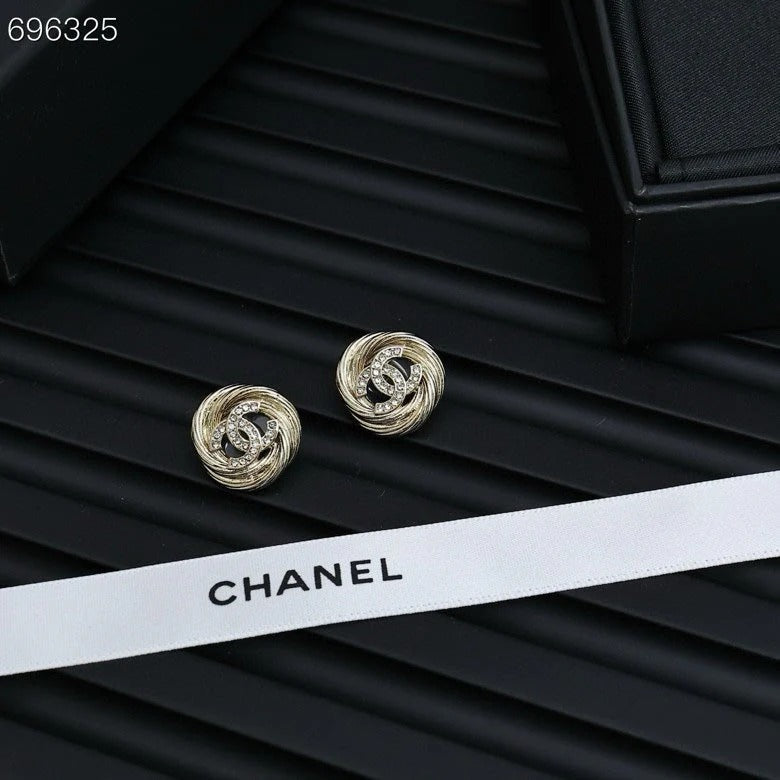 25S TWISTED RIBBED DOUBLE C STUD EARRINGS IN GOLD METAL