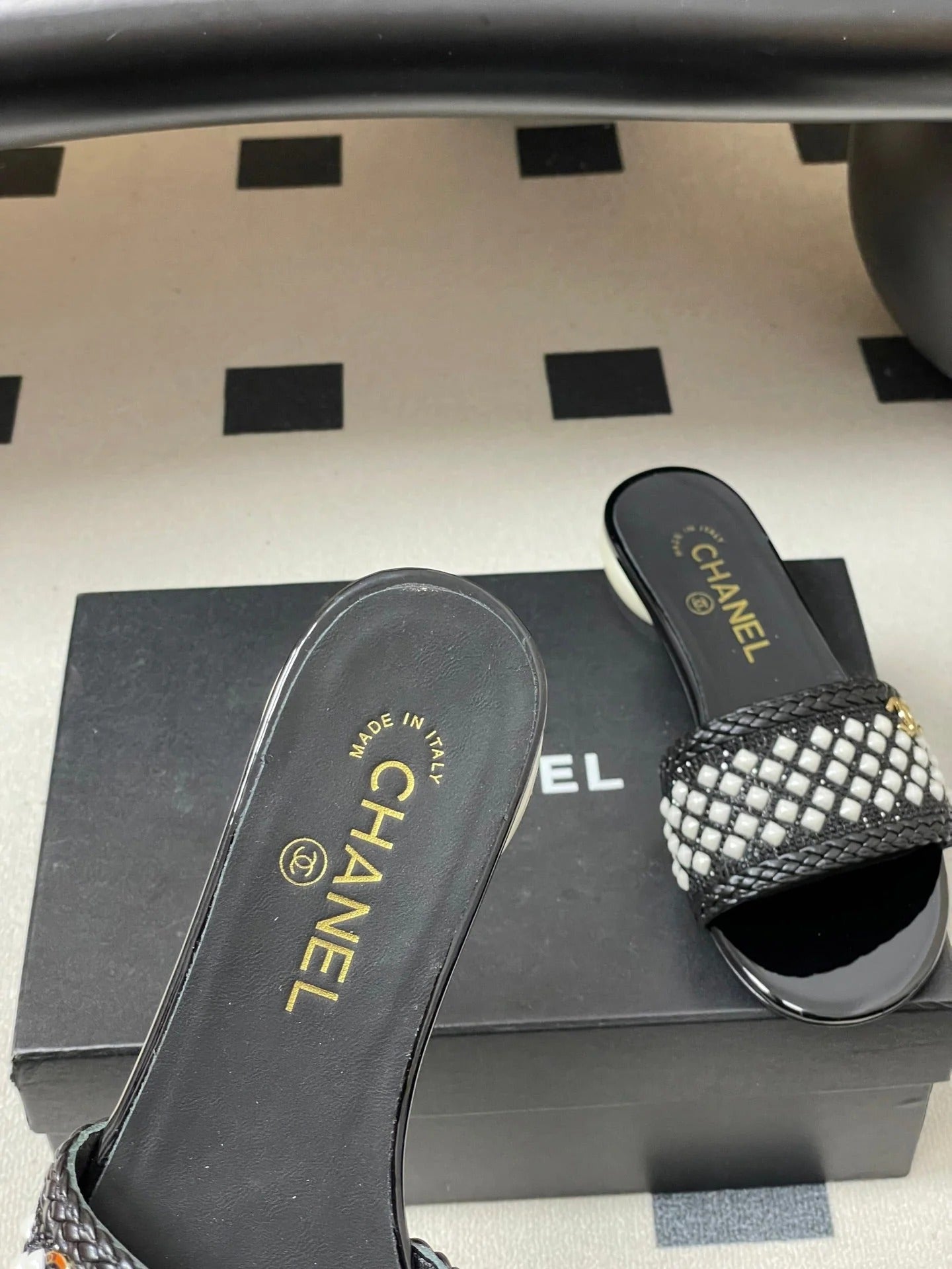 CC 26s Pearl Flat Sandals Black White Patent Leather 649543