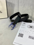 CC 30MM BELT IN BLACK GRAINED CALFSKIN WITH NAVY BLUE METAL LOGO