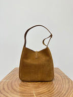 LE 5 À 7 SUPPLE SMALL 22 IN CARAMEL BROWN SUEDE