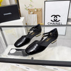 CC 26s Flat Sandals Black Cowhide Patent Leather 183576