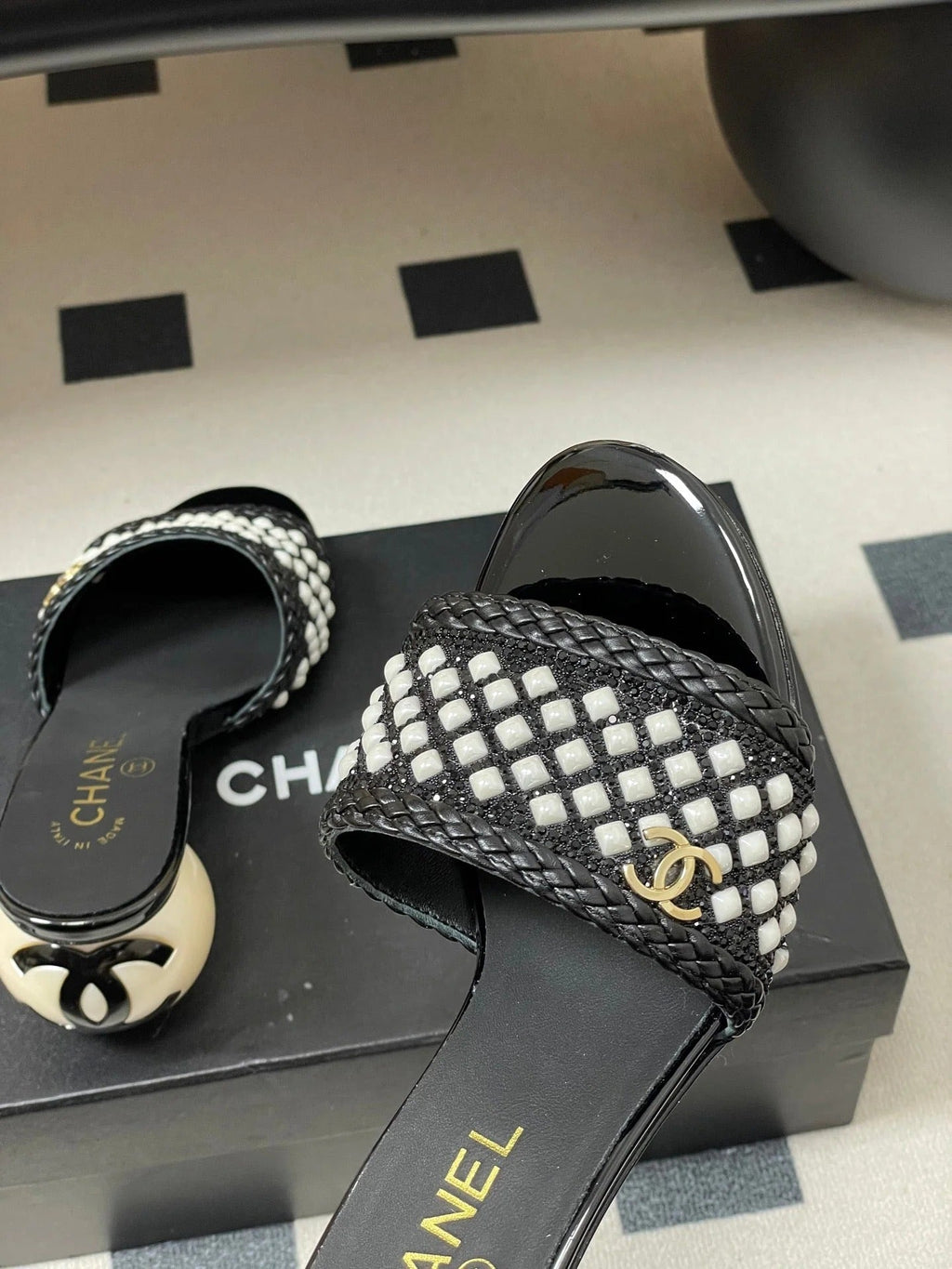 CC 26s Pearl Sandals 70 Black Patent Leather 649540