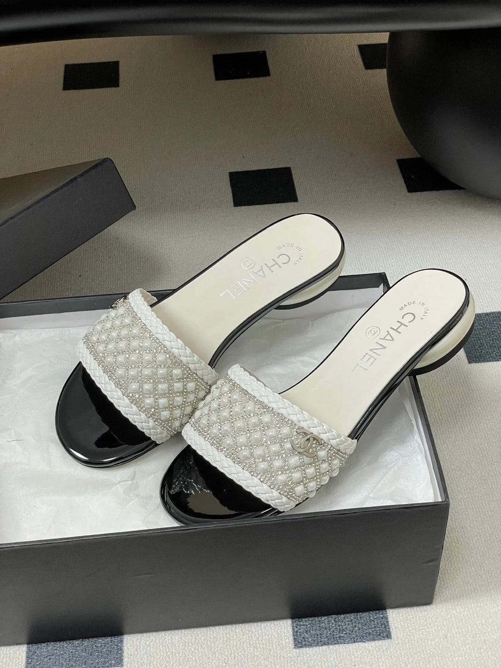 CC 26s Pearl Flat Sandals White Patent Leather 649542