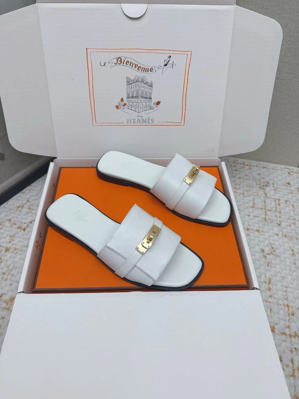 HM 26ss Oasis Sandals White Sheepskin Gold Buckle 625159