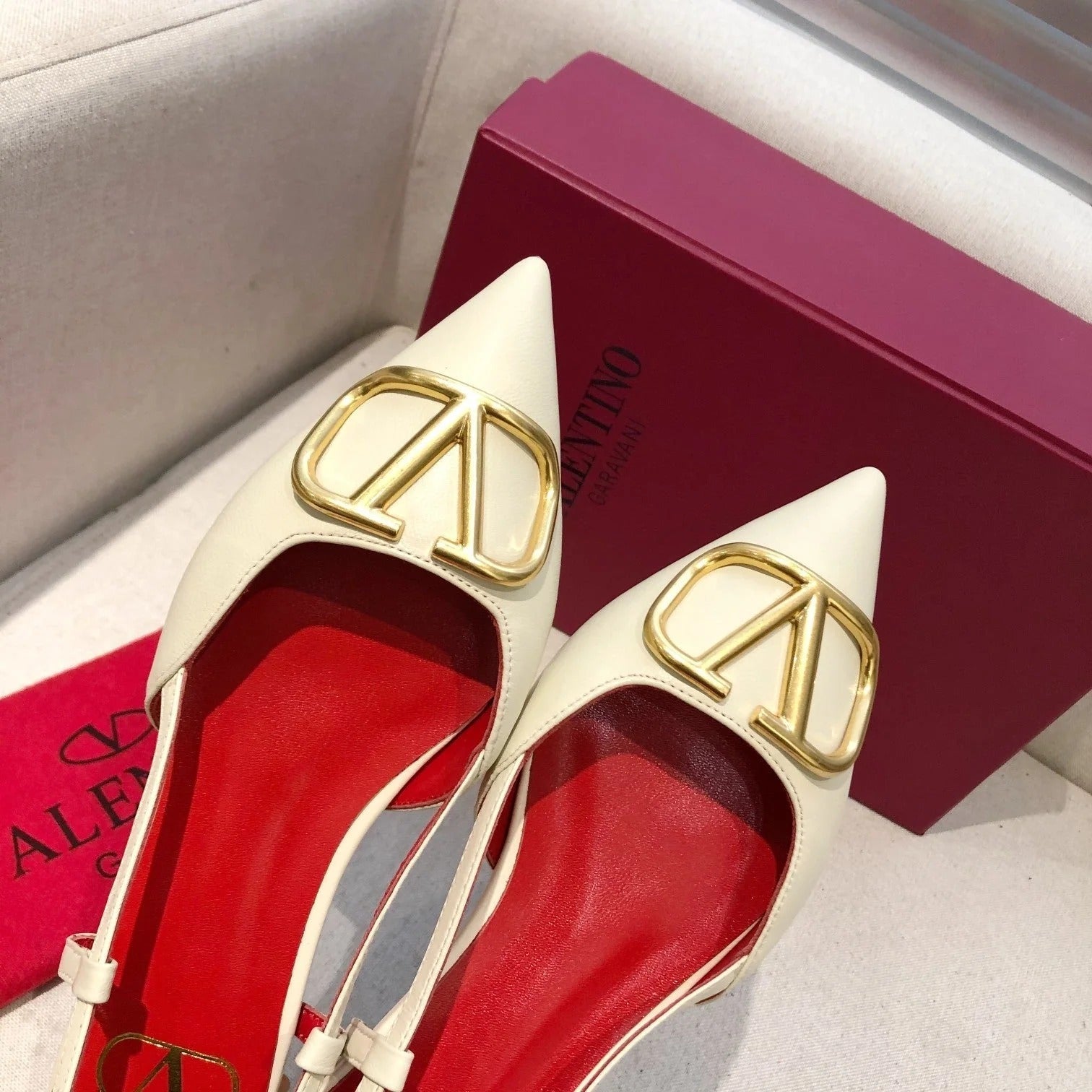 VLOGO SIGNATURE WHITE CALFSKIN FLAT SLINGBACK PUMP WITH GOLD LOGO