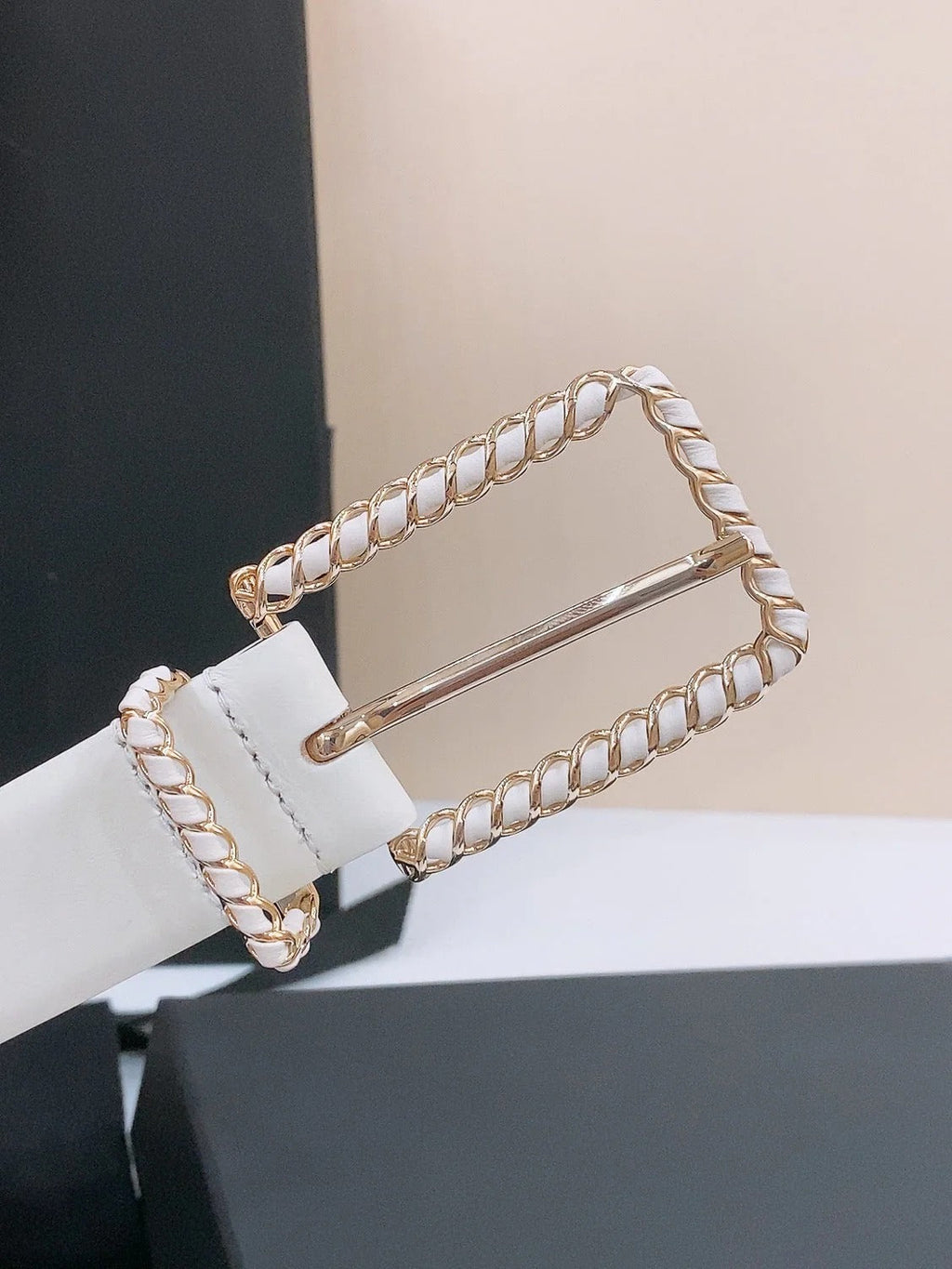 BELT 30MM IN BLACK AND WHITE CALFSKIN WITH INTERWOVEN GOLD CHAIN BUCKLE