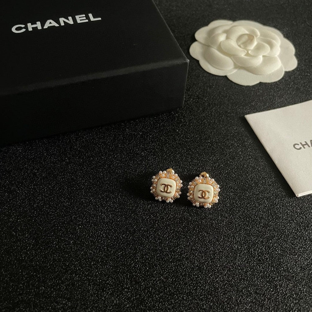 STUD EARRINGS SQUARE DOUBLE C IN GOLD METAL WHITE PEARL WHITE ENAMEL