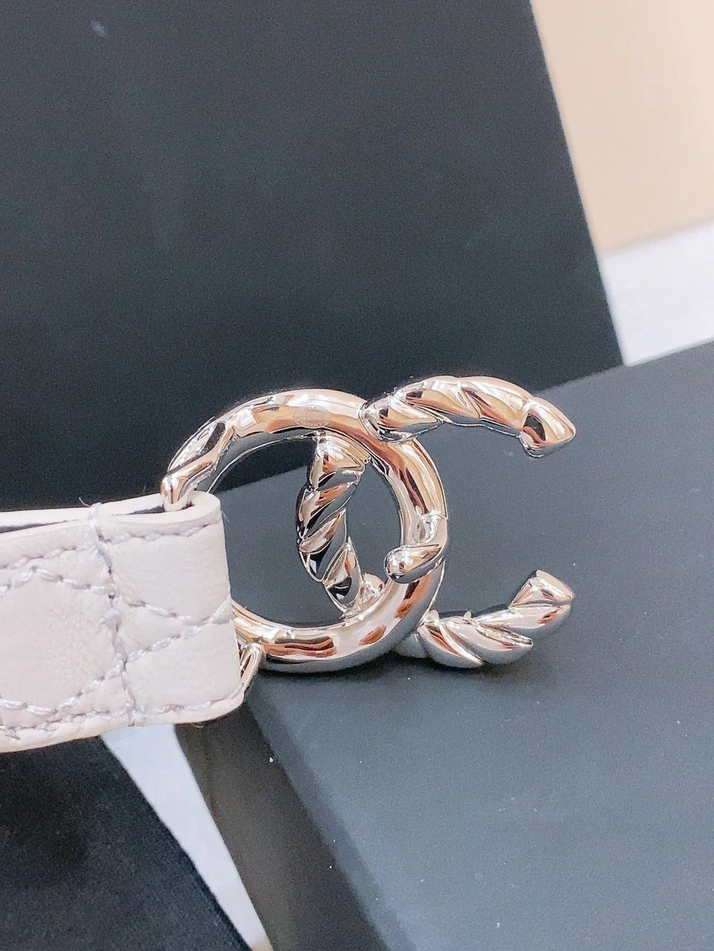 DOUBLE C BELT 20MM IN WHITE CALFSKIN WITH QUILTED STITCHING SPIRAL SILVER BUCKLE