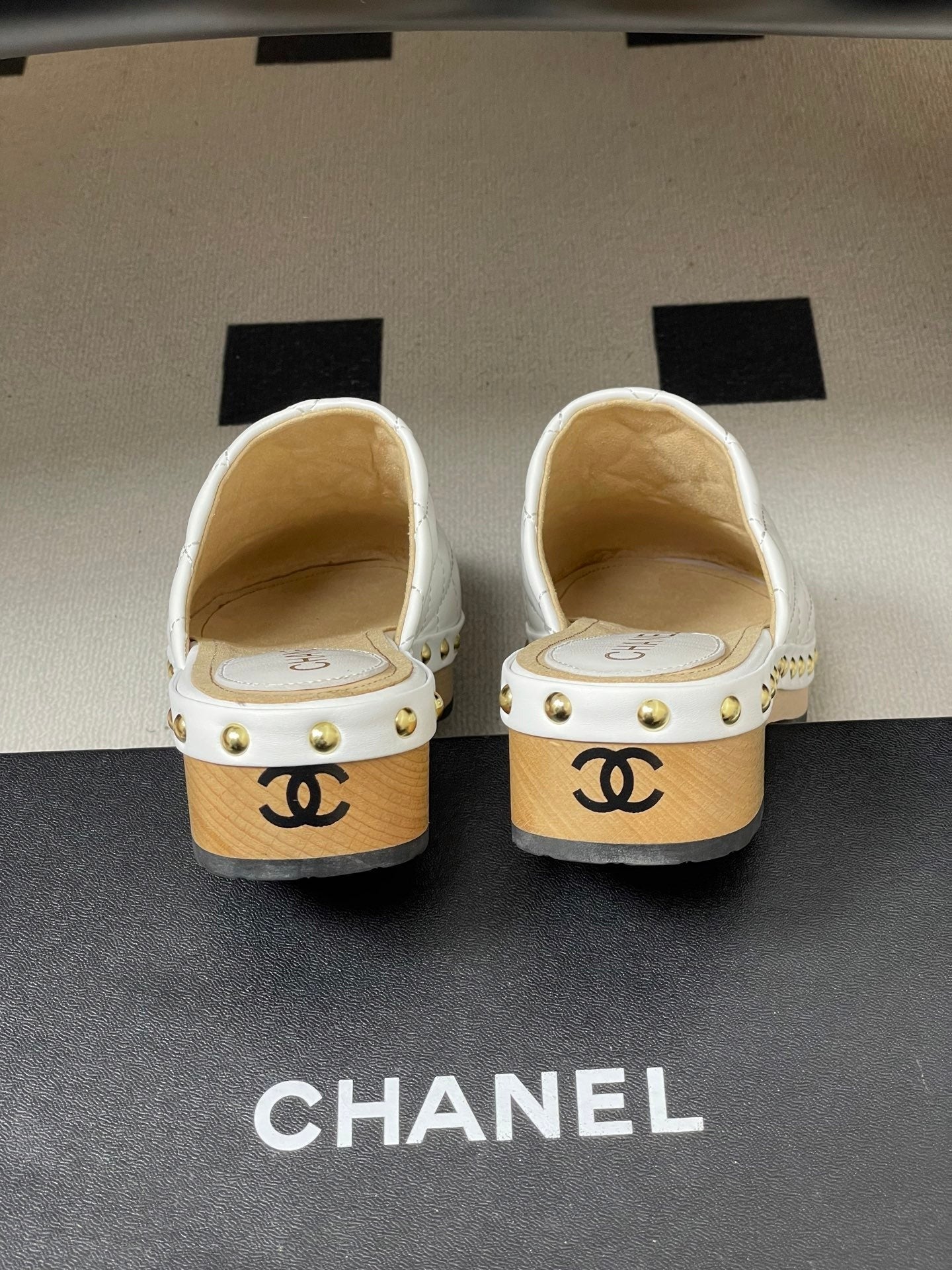 CC 26s Flat Mule White Beige Cowhide 649403