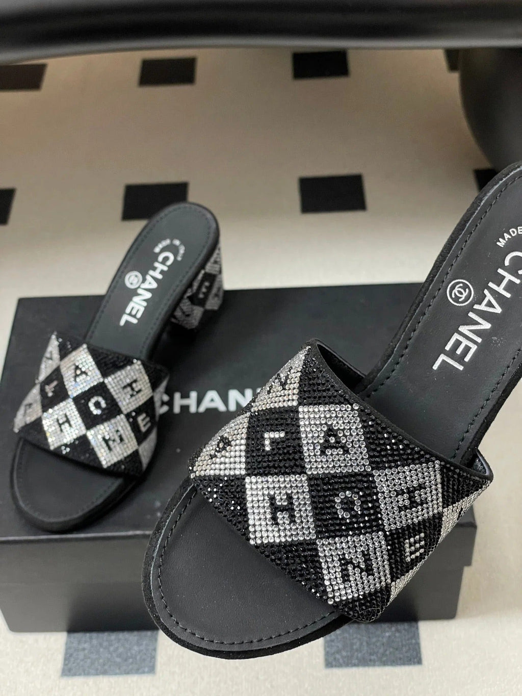 CC 26s Sandals 70 Black Sheepskin Rhinestones 649519