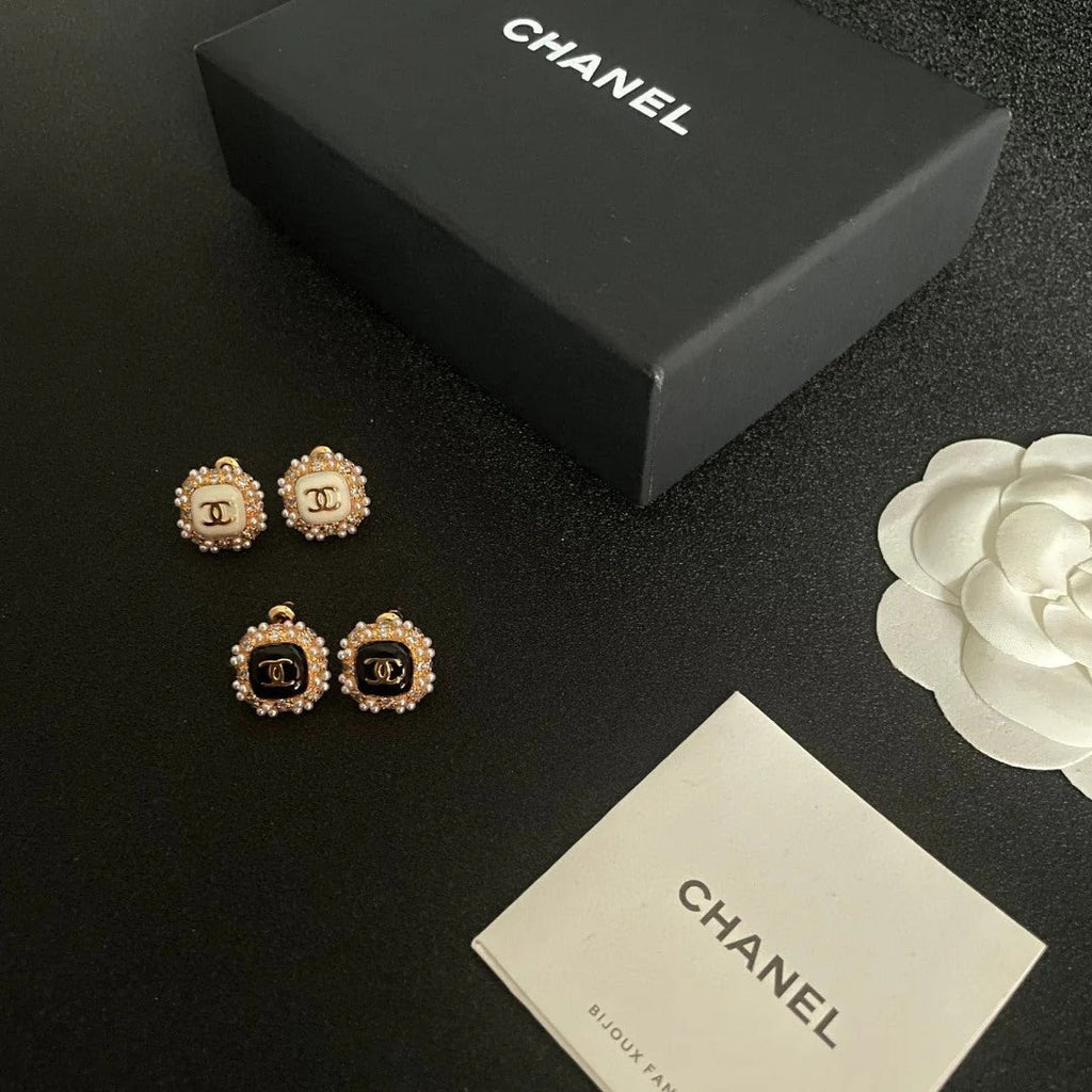 STUD EARRINGS SQUARE DOUBLE C IN GOLD METAL WHITE PEARL WHITE ENAMEL