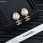 PENDANT EARRINGS IN GOLD METAL WHITE CRYSTAL TWISTED RIBBED DOUBLE C