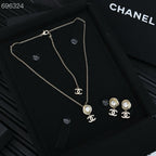 PENDANT NECKLACE IN GOLD TWISTED RIBBED DOUBLE C