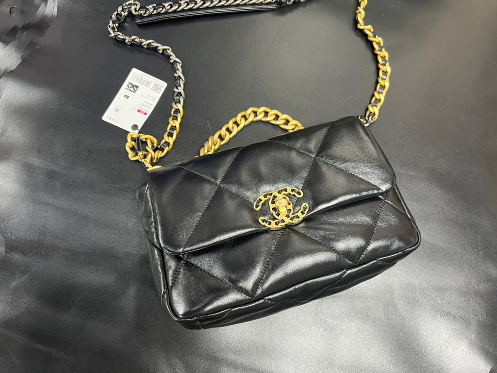 FLAP BAG 26CM GOLD HARDWARE BLACK CALFSKIN