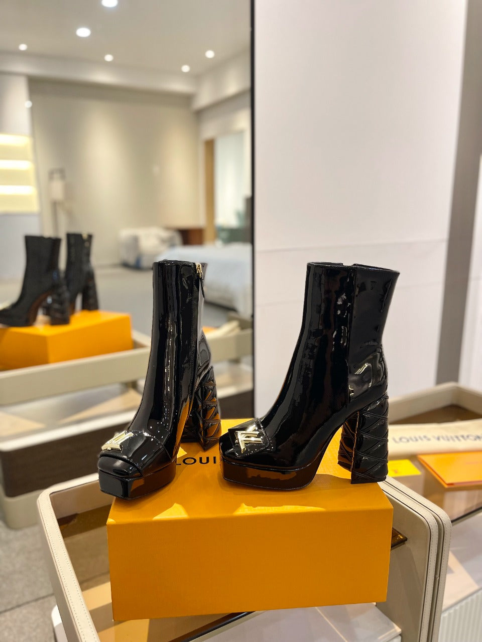 LV 26 AW L's Boutique Ankle Boots 12cm Black Patent Leather 574356