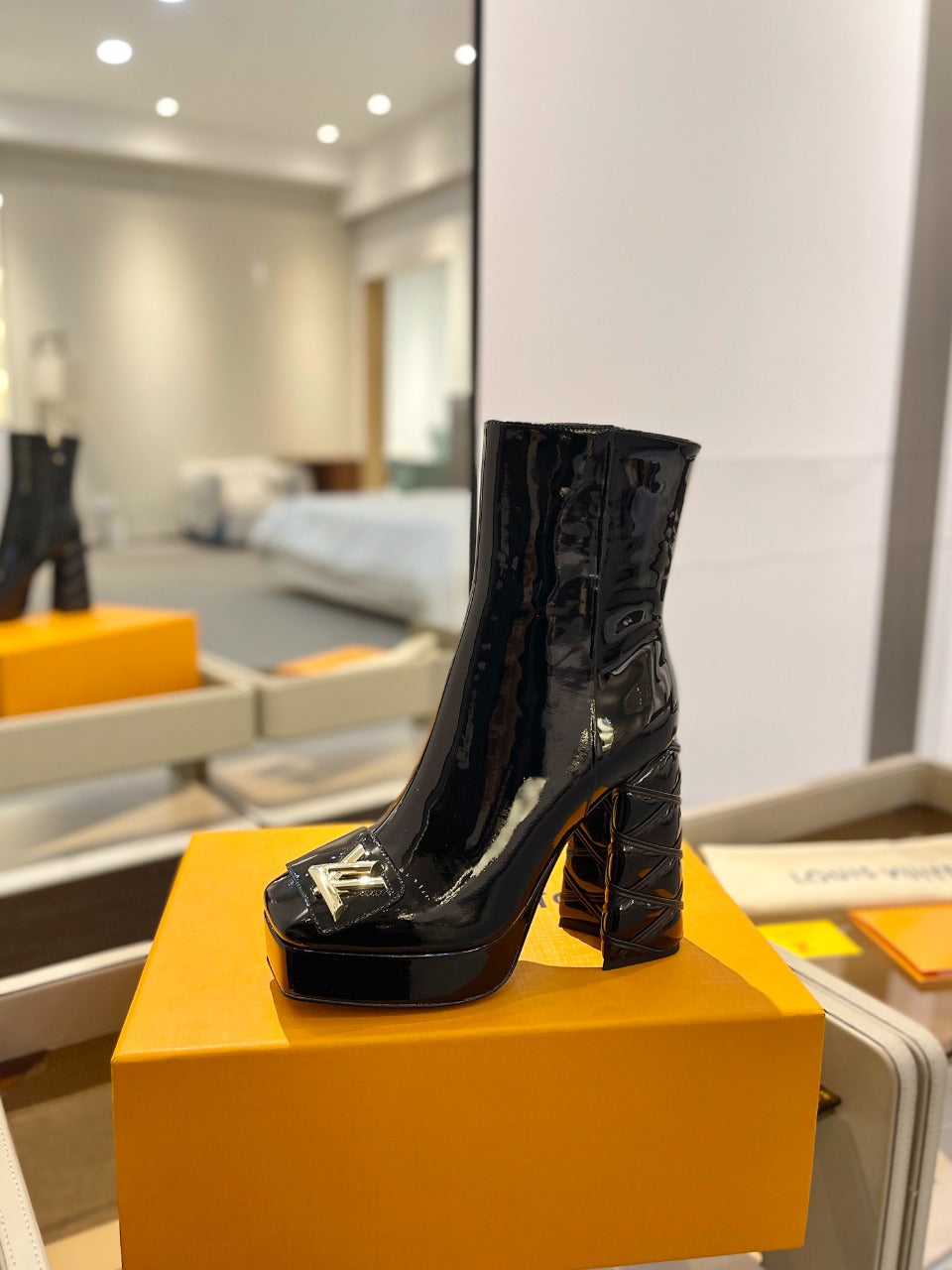 LV 26 AW L's Boutique Ankle Boots 12cm Black Patent Leather 574356