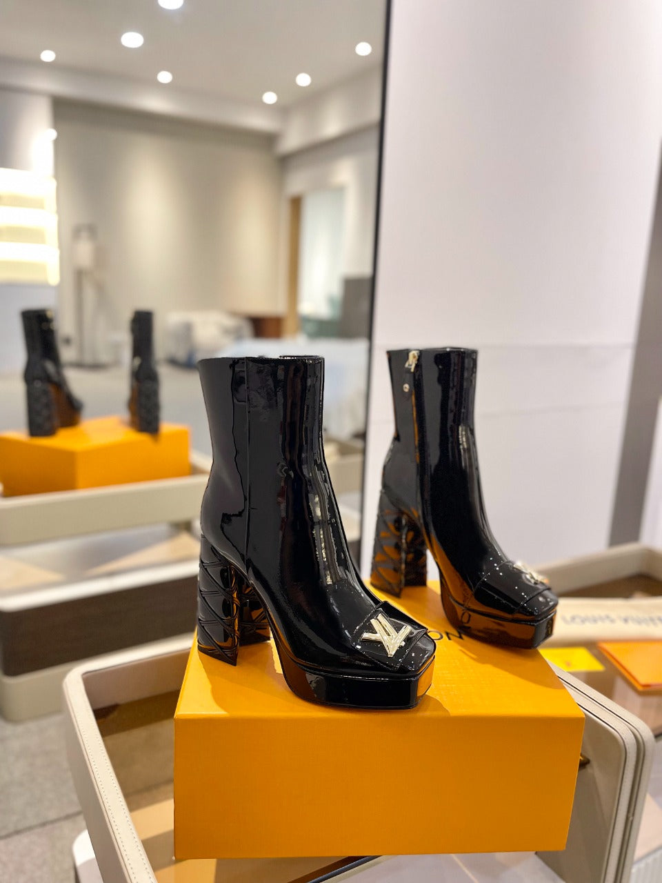 LV 26 AW L's Boutique Ankle Boots 12cm Black Patent Leather 574356
